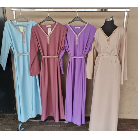 Robe col V à strass avec ceinture